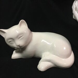 Lg. White Classic Cat Ceramic Sculpture Figurine Reclining Sleeping Vintage Read
